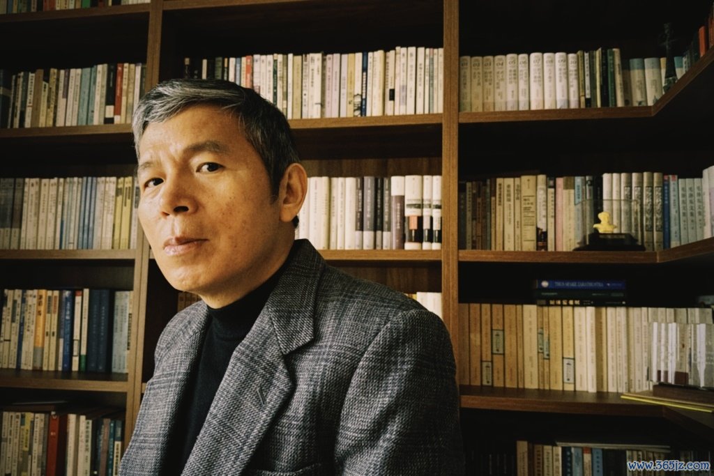 刘复生，北京大学文学博士。现任海南大学人文学院教授，博士生导师。中国作家协会全国委员会委员，中国丁玲研究会副会长。中国小说学会理事，中国文艺评论家协会理事。海南省文联副主席，海南省文艺评论家协会主席。海南省“有突出贡献的优秀专家”，国务院特殊津贴专家。